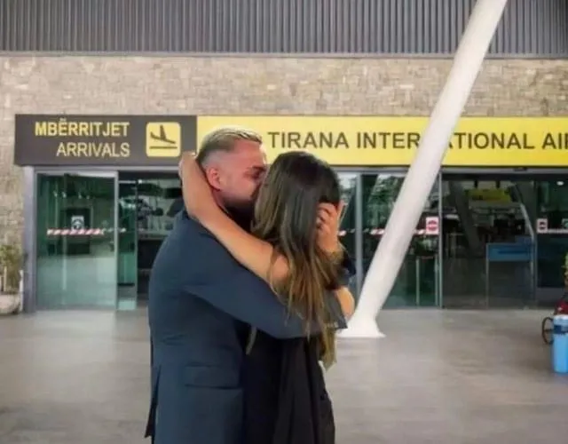 Luizi rikthehet në Shqipëri, Kiara i bën surprizën e papritur në aeroport 