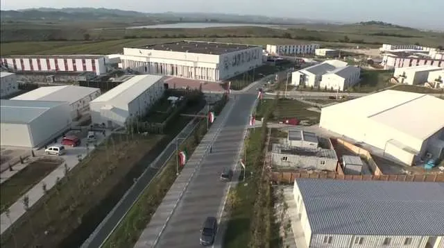 Policia shoqëron shumë muxhahedinë, në kampin e Manzës