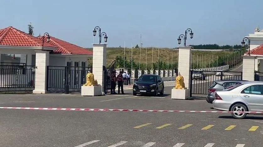 Kryesia e MEK në Francë i bën thirrje SHBA-së: Dënoni sjelljen kriminale nga policia shqiptare në Manzë
