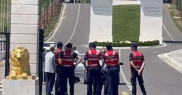 Policia gjen server kompjuterësh brenda kampit të MEK