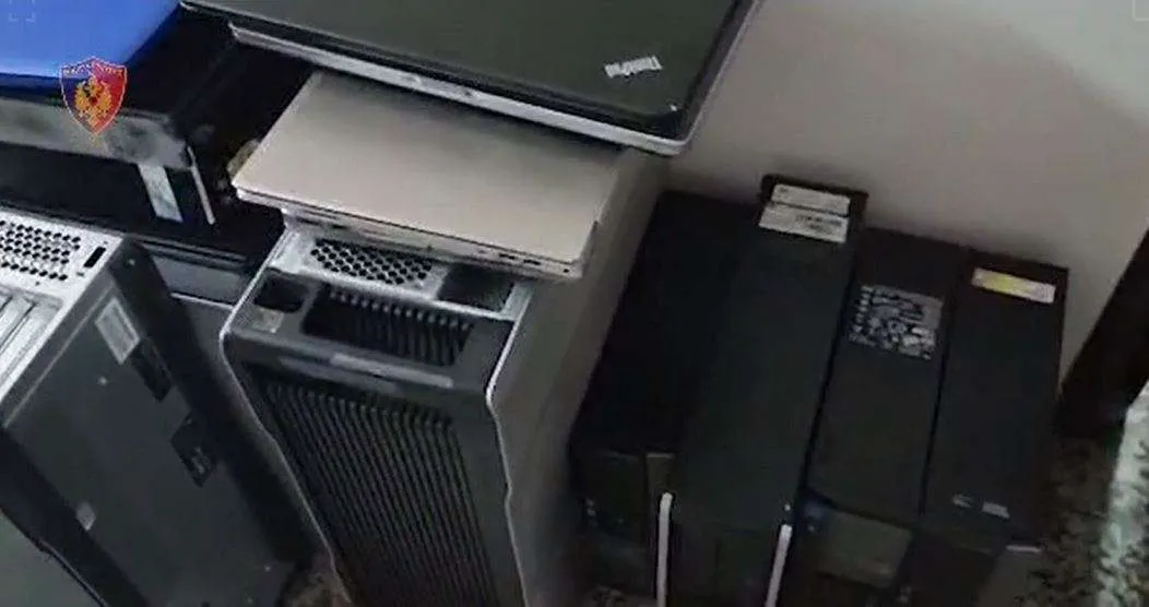 Çfarë gjeti policia brenda kampit të muxhahedinëve në Manzë