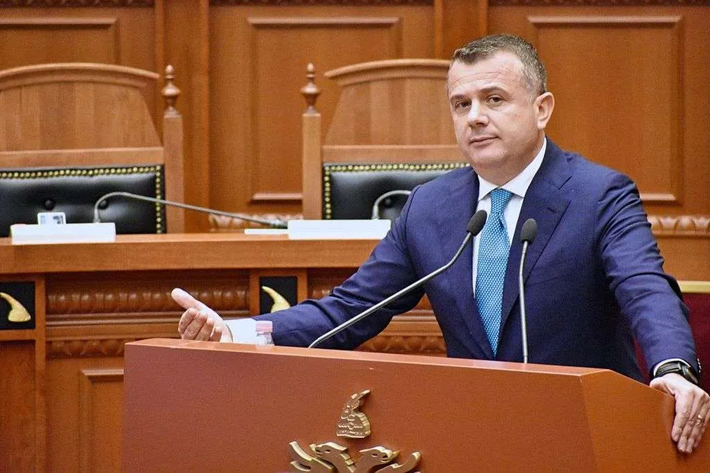 Avokati i Popullit/ Balla i shtrin dorën opozitës
