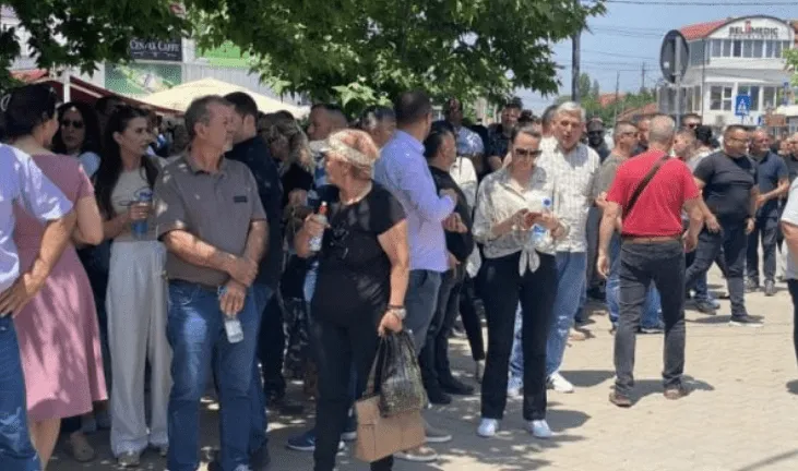 Njësia speciale zbarkon në Graçanicë, teksa serbët po protestojnë