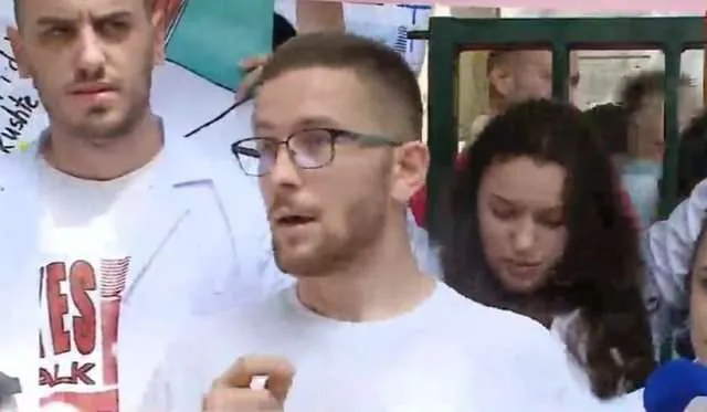 Studentët e mjeksisë vijojnë protestat