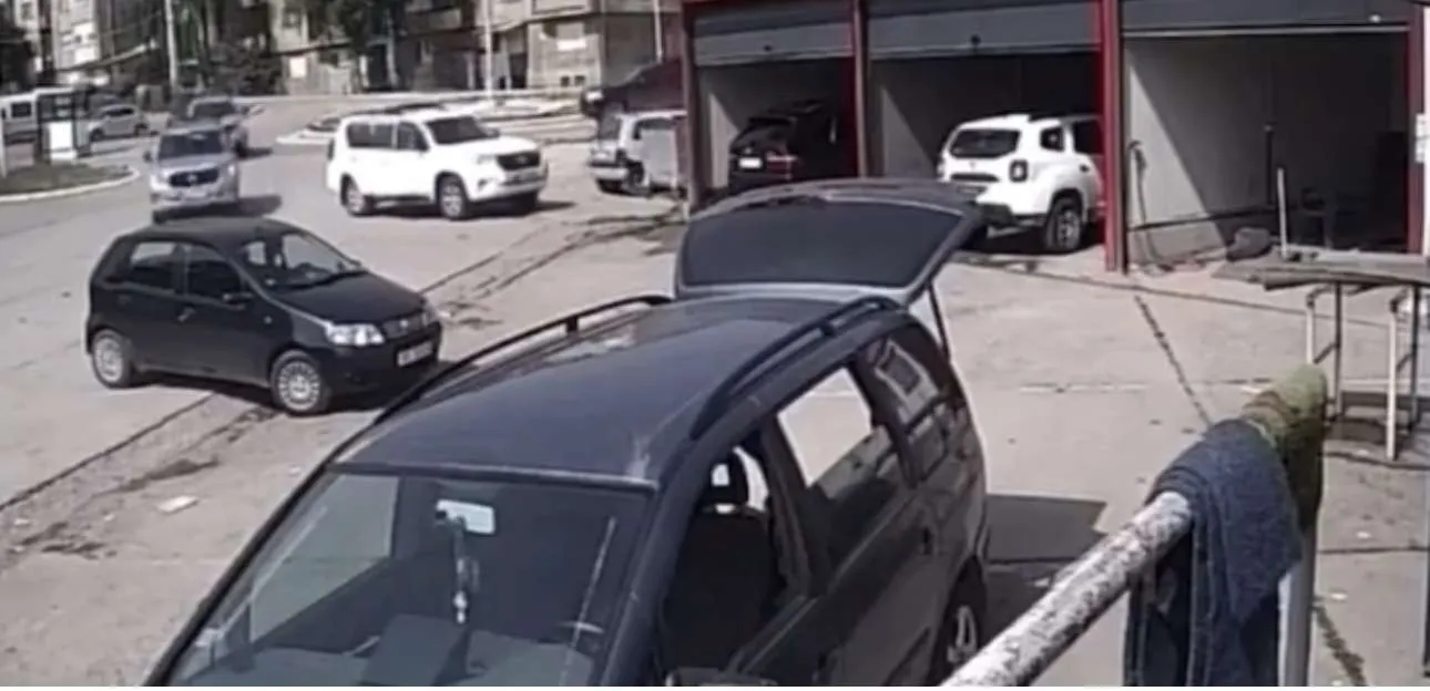 VIDEO/ Momenti kur Policia e Kosovës arreston ‘Rusin’ në një lavazh