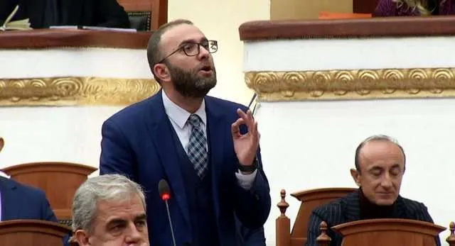 A po krijon Gazment Bardhi një pol të tretë?