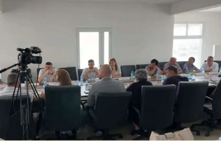 Mbledhja e këshillit bashkiak të Himarës, nis me tensione e debate