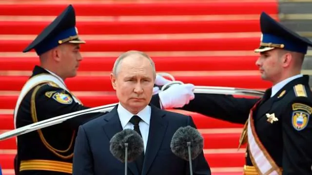 Putin flet para ushtarakëve: Ushtria shpëtoi Rusinë nga një luftë civile