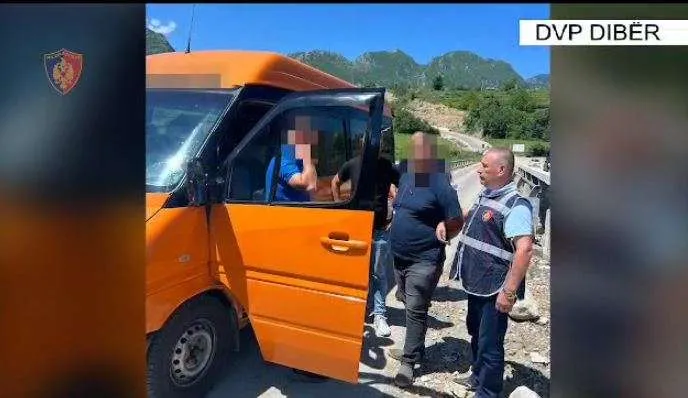 Arrestohet ‘shoferi’ i furgonit në linjën Tiranë -Klos që shpërndante drogë në veri