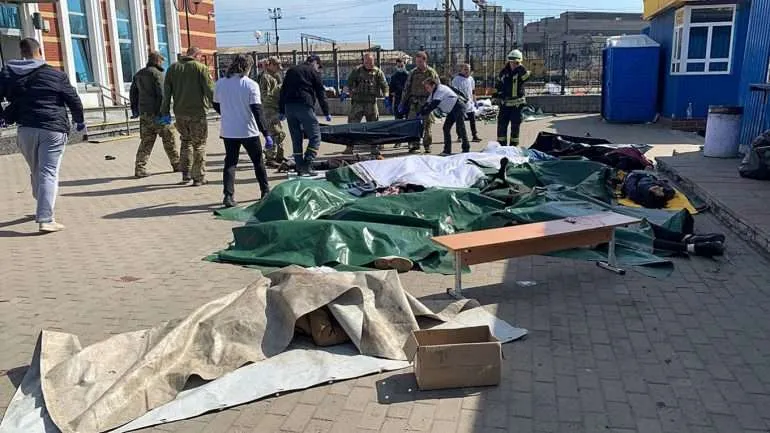 Shkon në 8 numri i të vdekurve pas sulmeve ruse në qendrën tregtare në Kramatorsk