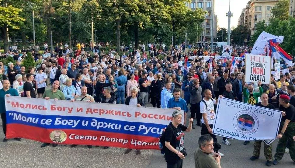 Protesta në Beograd për situatën në Veri, thirrje për dorëheqjen e Vuçiçit