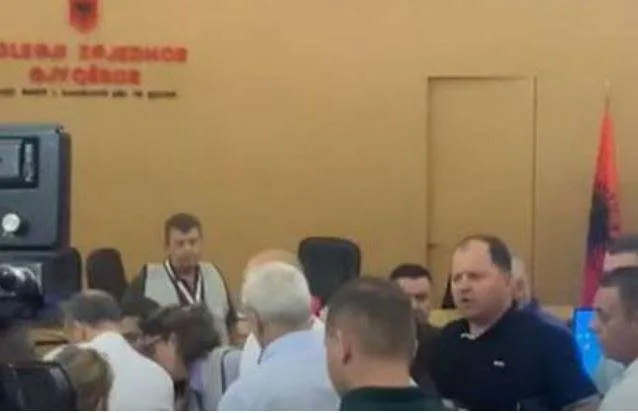 Lefter Maliqi sherr gjatë rinumërimit të votave: Kam filmuar kryetarin e KZAZ në sallë, nuk kishte autorizim