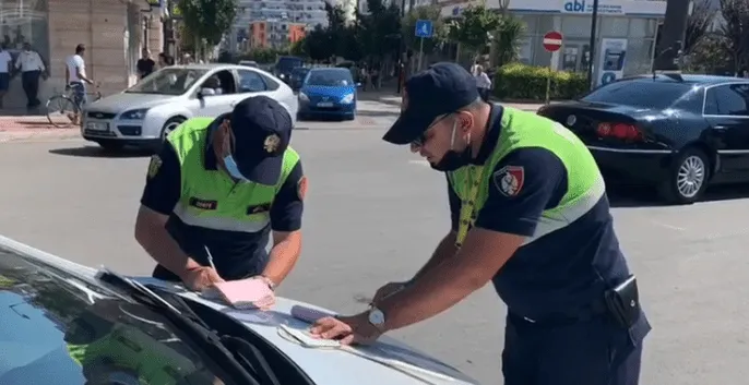 TIRANË/ Ndëshkohen me gjoba 102 mjete për mosshlyerje të masave administrative