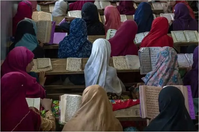 “Helmim Masiv i nxënseve në Afganistan, Rreth 80 Vajza të Shtrira në Spital”