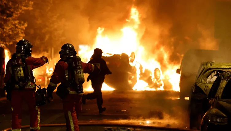Protestat në Francë/ Qytetarët ‘zbrazin’ dyqanin e armëve në Marseille