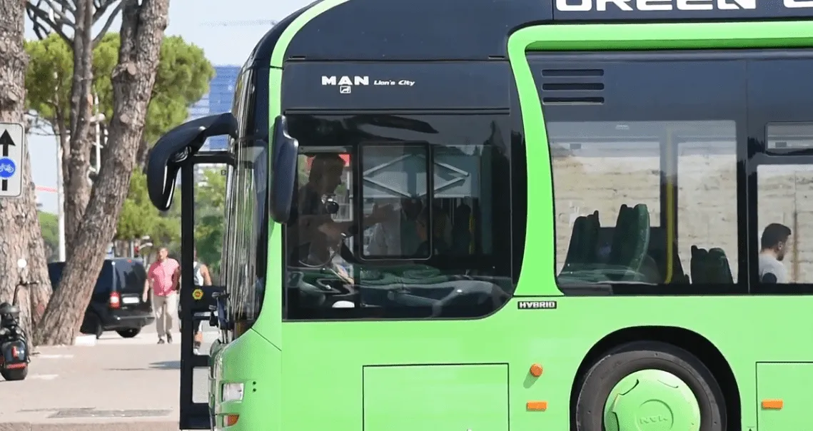Tiranë: Autobusi i linjës së Unazës përplaset me një motor , dëmtohet pasagjeri 12-vjeçari