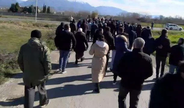 Banorët e Bërxullës edhe sot në protestë: S’kemi përgjigje për dëmëshpërblimin