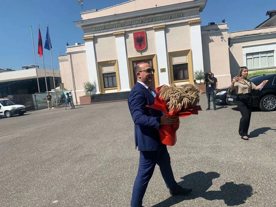 FOTO/ Deputeti Koreshi në Kuvend me buqetën me kallinj gruri