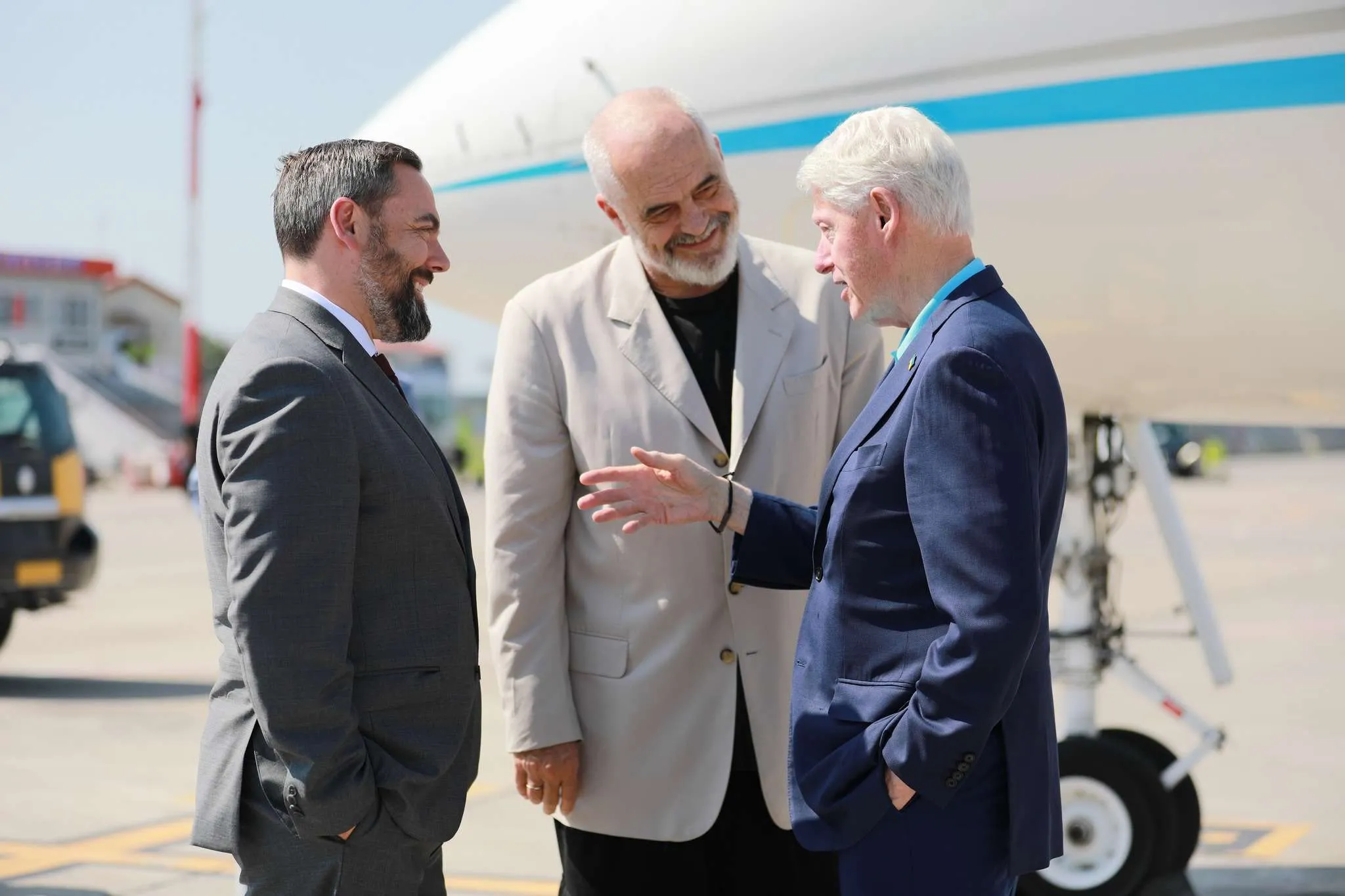 Ambasada e SHBA ndan fotot e nga vizita  Clinton në Tiranë