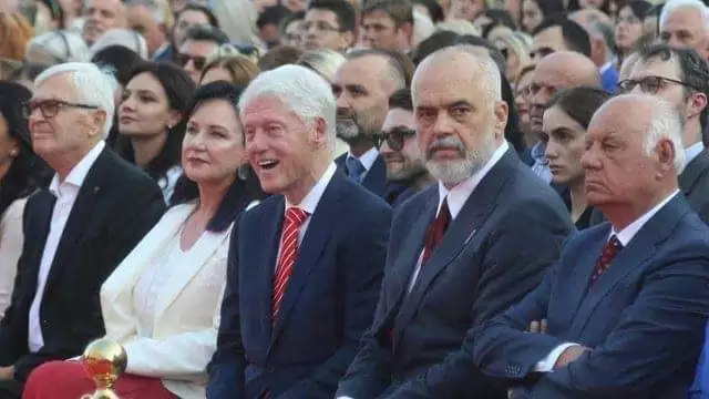 Vizita e Bill Klinton mblodhi  në shesh  punonjës të administratës dhe politikanë