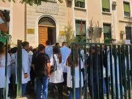 Studentët e mjekësisë në protestë para parlamentit