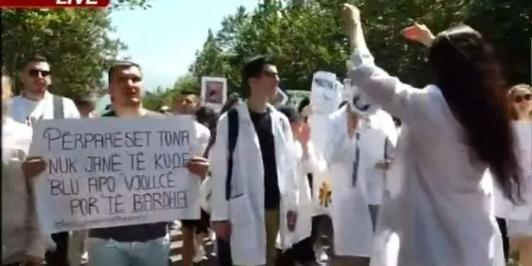 PD e drejtuar nga  Berisha del në krah të  studentëve të Mjekësisë: Keqardhje për strukjen e Universitetit