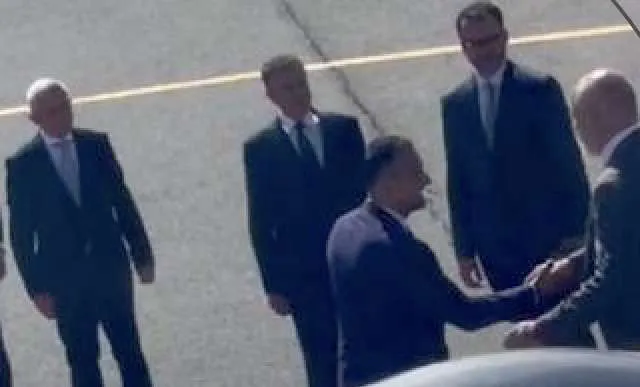 Kryeministrin Rama e pret  në aeroportin e Prishtinës vetëm  Qemal Minxhozi