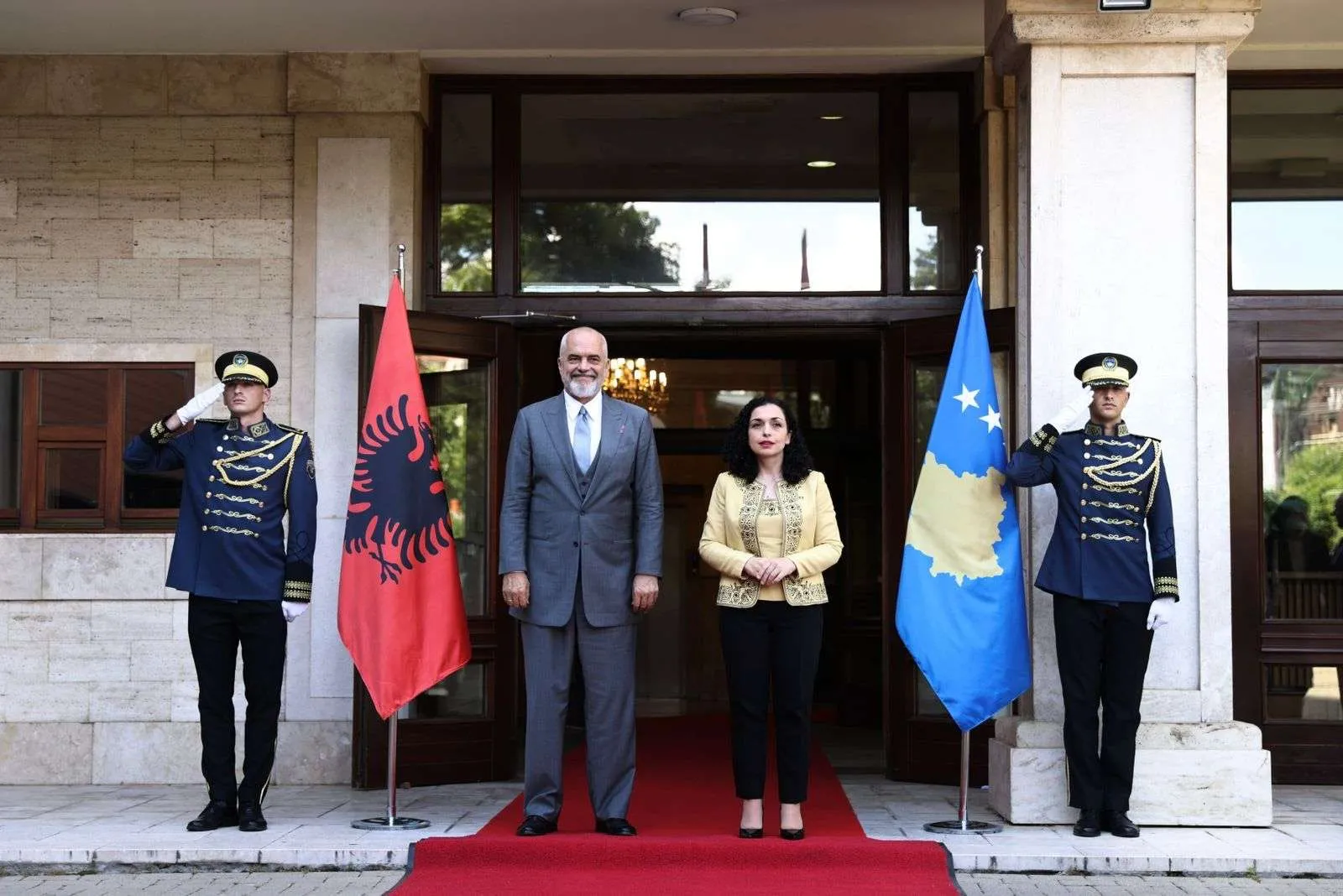 88% e qytetarëve të anketuar, bëjnë përgjegjës Ramën për ftohjen e raporteve Kosovë-Shqipëri