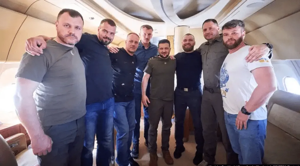 Zelensky kthen në shtëpi të burgosurit e luftës nga Mariupoli, reagon ashpër Kremlini