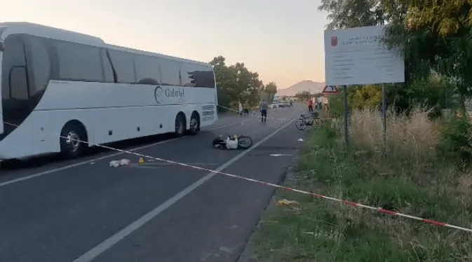 Shkodër/ Udhëtonin me motor dhe u përplasen nga autobusi, vdesin në spital burrë e grua