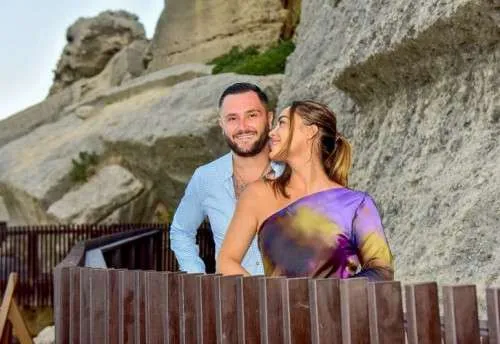 Xhensila dhe Bes Kallaku presin një djalë