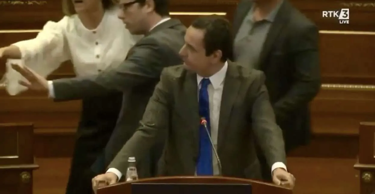 PDK deklaratë pas incidentit në Kuvendin e Kosovës: Bislimi provokoi opozitën duke hequr fotografinë, goditi me shishe deputetin Lushtaku