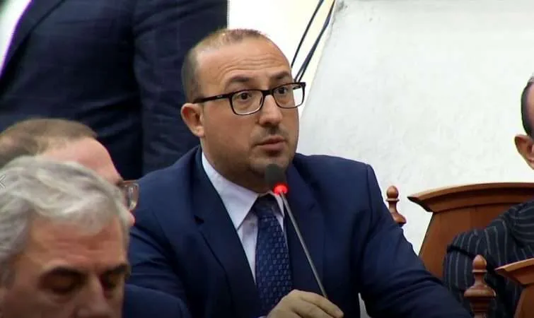 Deputeti Koreshi: Deputetët u futën në një WC të parlamentit dhe bënë mbledhje