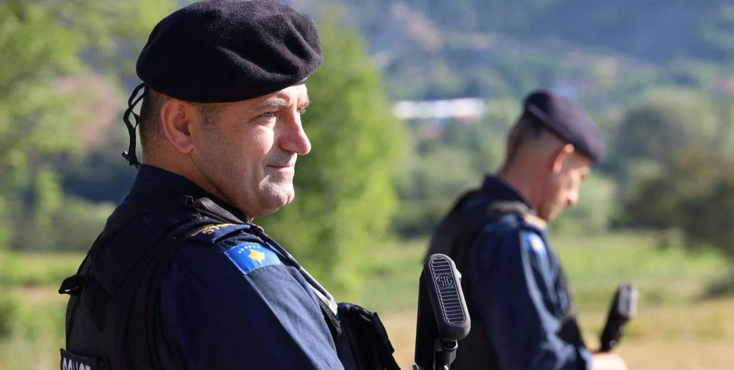 Policia e Kosovës sekuestrohen shuma të mëdha parash në banesat e dy zyrtarëve