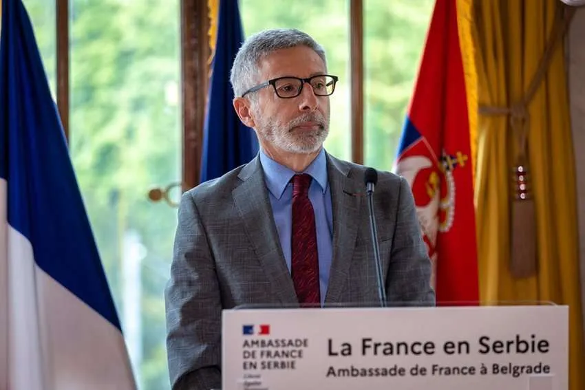 Thirrja e ambasadorit francez në Beograd:  Kosova dhe Serbia t’i normalizojnë raportet