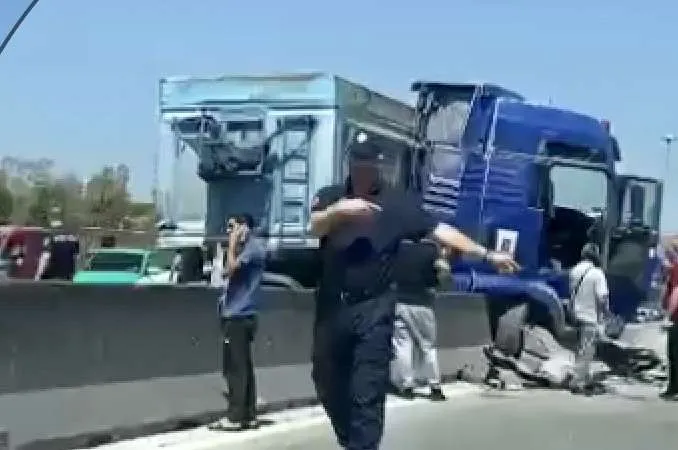 Aksident në autostradën Tiranë-Durrës, kamioni përplaset me trafikndarësen