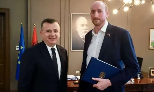 Ministri Balla diskuton me ambasadorin britanik Smith, për krimin e organizuar dhe sigurinë publike