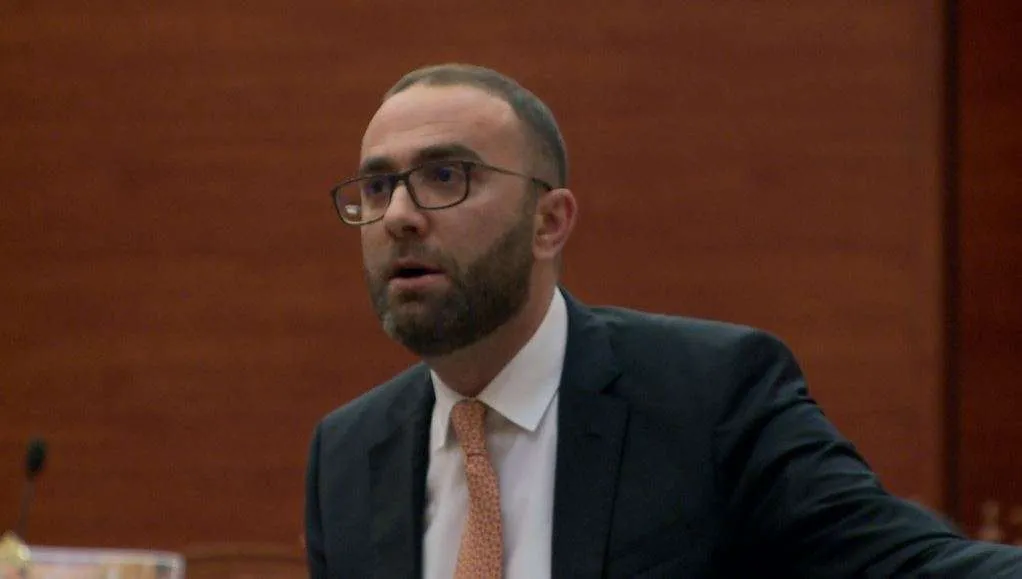 Bardhi: Thirreni Ramën, se prapë ka shkuar në plazh, boll është nxirë!