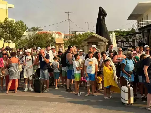  Greqi më shumë se 30 mijë njerëz pritet të evakuohen nga  zjarret