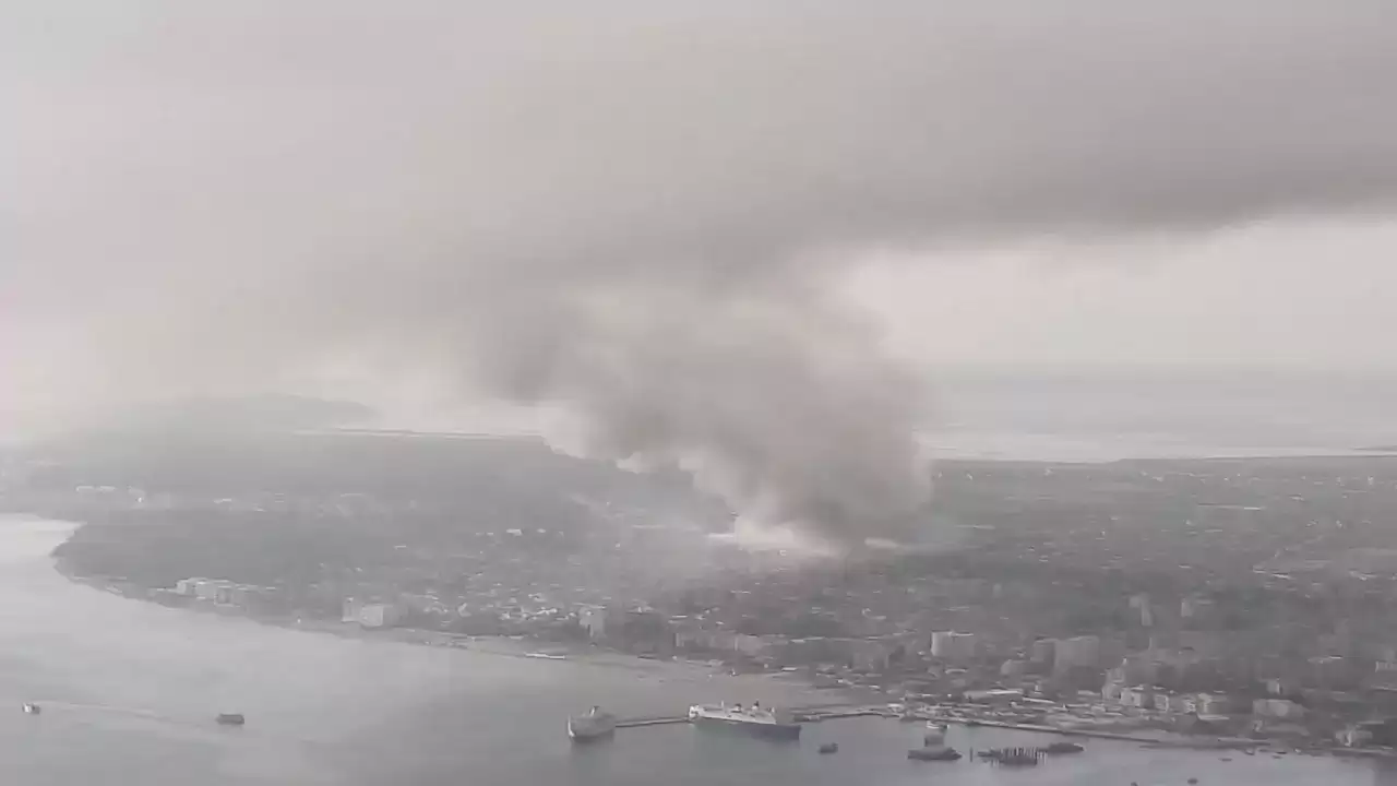 Vlora pushtohet nga tymi dhe flakët  nga djegia e mbetjeve  në mes të sezonit turistik