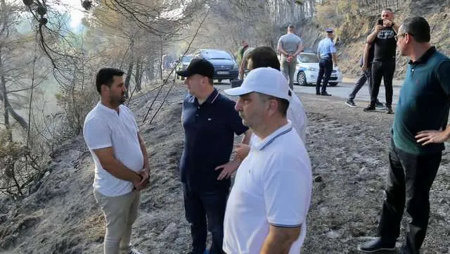 Balla shkon në Peshtan dhe paralajmëron ndëshkim për autorët