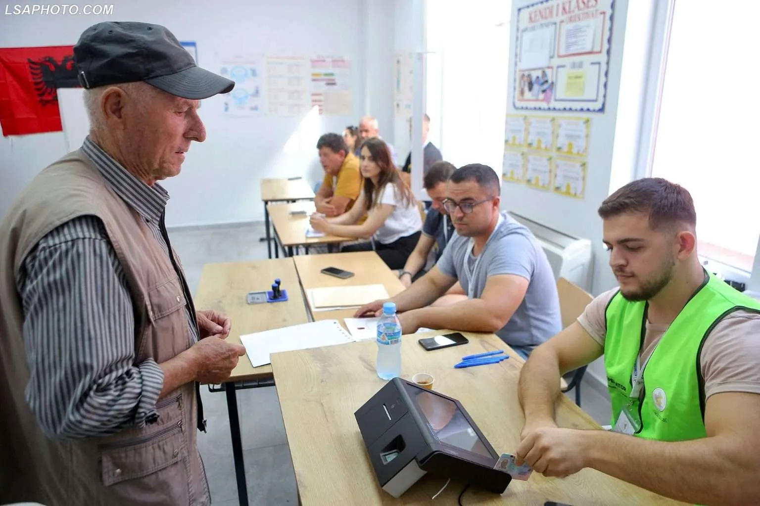 Zgjedhjet në Rrogozhinë, pritet të fillojë numërimi i 54 kutive  të votimit