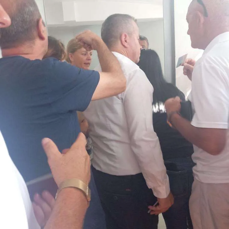 Qytetarët  të prekur nga mungesa e shërbimit në zyrat e “ALEAT” për pasaporta dhe karta identiteti