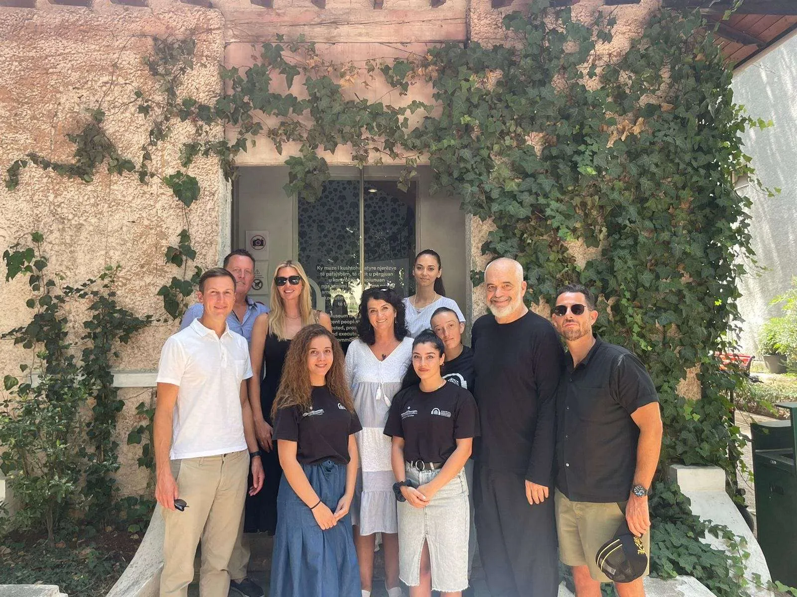 Ivanka Trump dhe Bashkëshorti Jared Kushner Vizitojnë ‘Shtëpinë me Gjethe’ në Tiranë dhe Takohen me Kryeministrin Rama