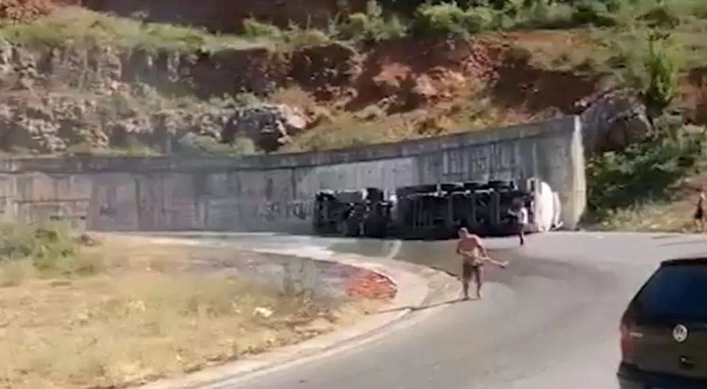 Foto/Autoboti me naftë humb kontrollin dhe del nga rruga në  Qafë Thanë