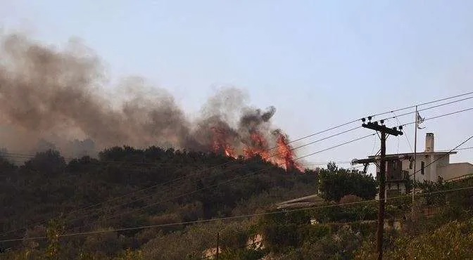VIDEO/ Zjarret  e mëdha në Greqi, përfshijnë bazat e municioneve
