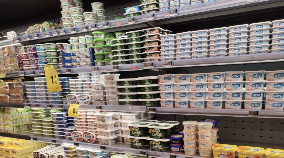 Dyqanet në veri të Kosovës pa produkte të Serbisë