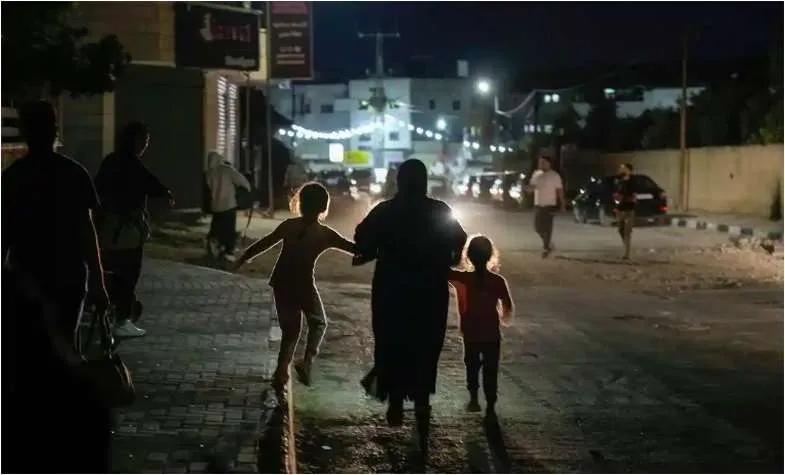 “Mijëra palestinezë largohen nga kampi i refugjatëve pas sulmit të Izraelit në Bregun Perëndimor”