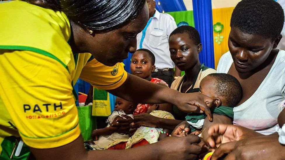 “E sigurt dhe efektive”: vaksina e parë e malaries do të dalë në 12 vende afrikane