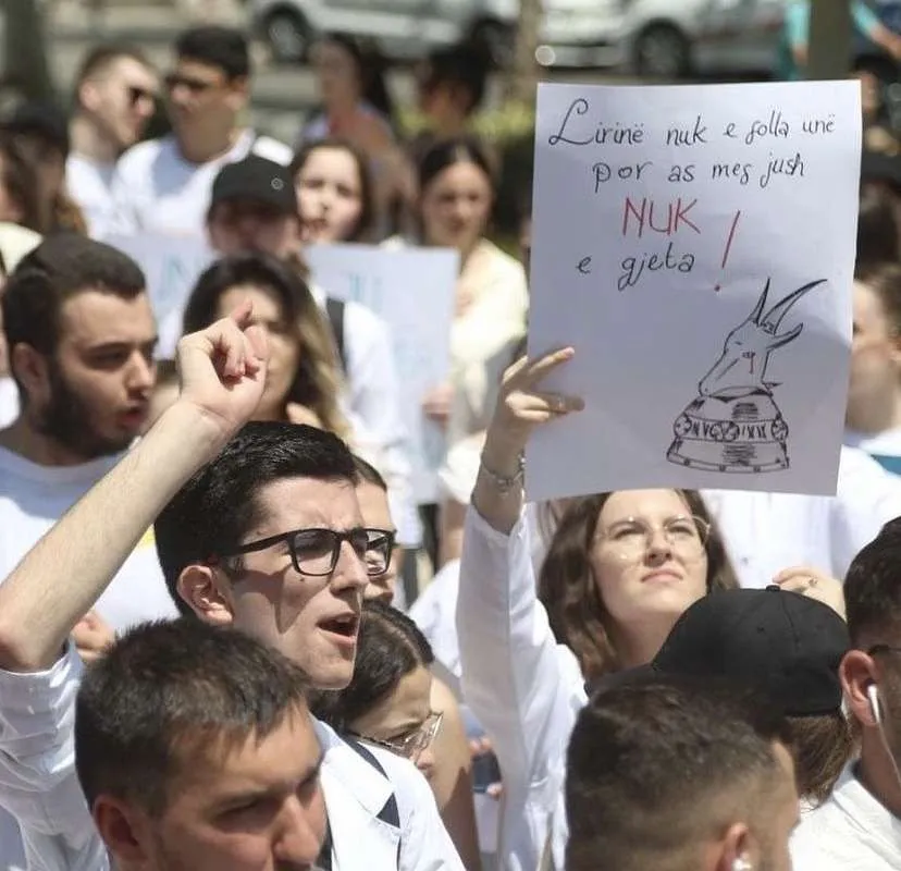 FotoGaleri/Posterat kreativë të protestës së studentëve të mjeksisë